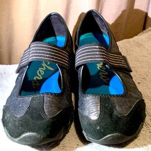 Skechers Y2K black & Silver size 10 strap sneakers